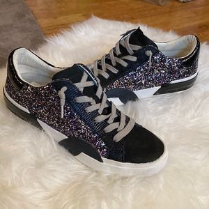 Dolce Vita Women's Zina Low Top
Sneakers. Size 7.5. Worn a few times. Very clean